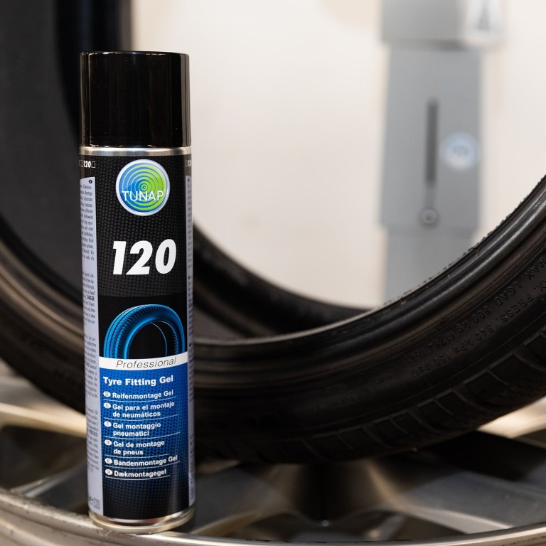 120_Reifenmontage_1_res_768s