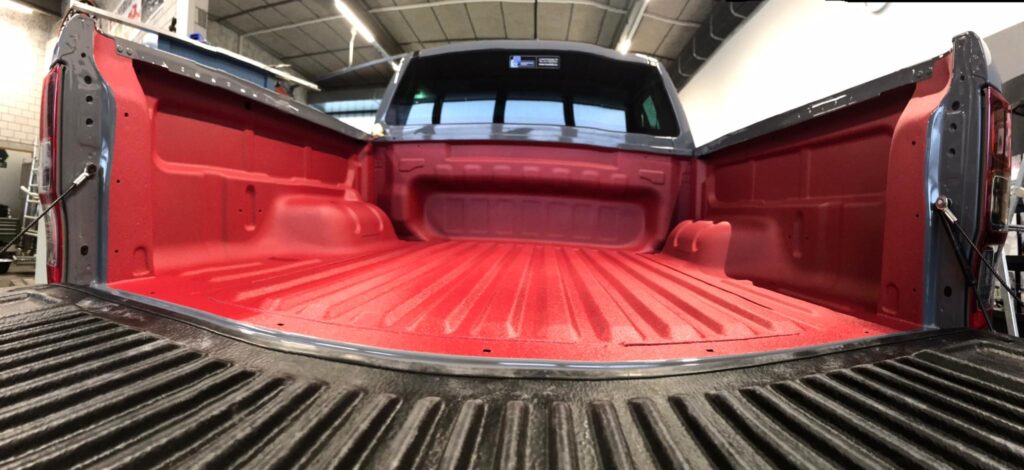 Mit RAPTOR beschichtete Ladefläche eines Pickups in Rot
